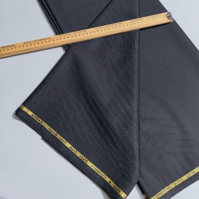 Tailored Trouser Wide - 3.5メートル、ウール70％、ポリエステル30％のスーツ生地。幅150cm、重さ280g/m。シワになりにくいウール素材で、トーブ、スーツ、ズボン、ベストなどの仕立てに適しています。