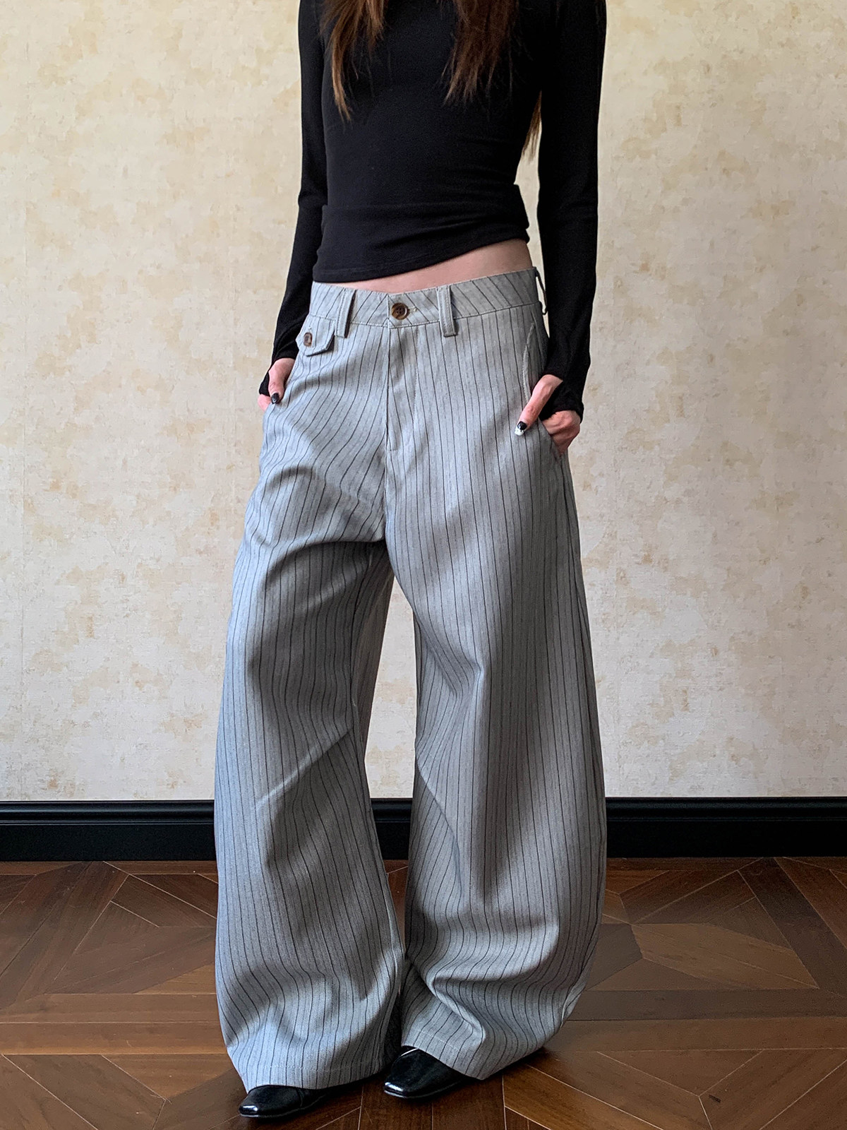 Tailored Trouser Wide - アメリカンストリートスタイル、メンズ＆レディース、ナイフプリーツ、ワイドレッグ、カジュアルパンツ、縦ストライプ、3Dテーラリング、ドレープ感のあるゆったりとしたシルエットのトラウザーズ。