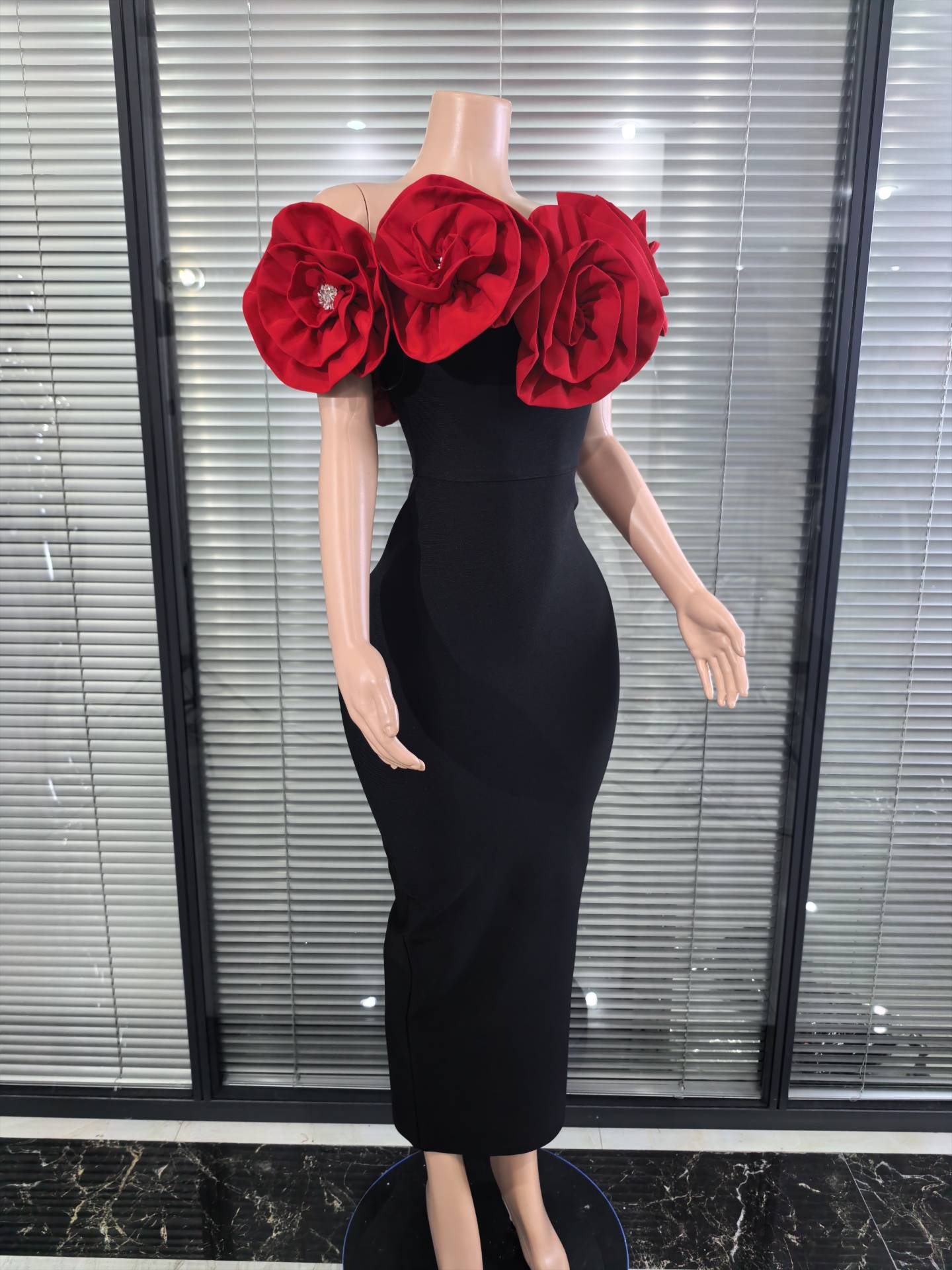赤白の女性用セクシーなストラップレス、大きな花柄、オフショル - Women'S Red Formal Wear のレビューと価格