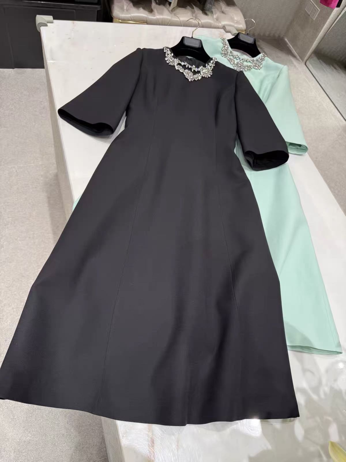 高級シルクウール素材のミントグリーン、ミディ丈の女性用ドレス - Midi Dress のレビューと価格
